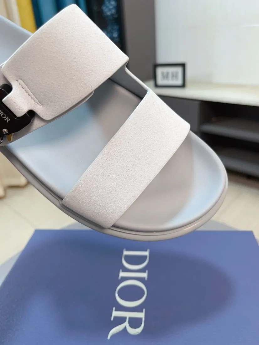 Men's Men's Shoes 💰320🌸🌸Dior Aqua Men's Sandals Slippers. Showcasing Dior haute couture design. The Dior gray suede strap is accented with an aluminum Dior buckle for added style. Paired with a comfortable tonal notch sole, they pair easily with shorts or jeans for a sophisticated look. Main body: suede cow leather, technical fabric lining: cow leather, with adjustable straps, aluminum Dior buckle, Dior gray EVA insole, tonal notch rubber outsole splicing structure👌👌size: 38-44 (45.46 customized)